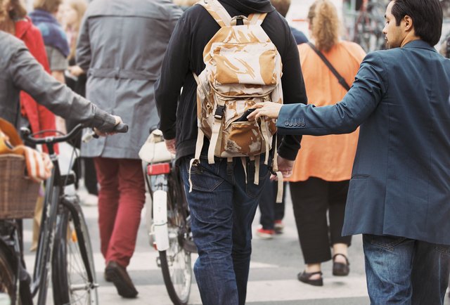 Bạn cần có tính cảnh giác, nhất là những chỗ đông người
