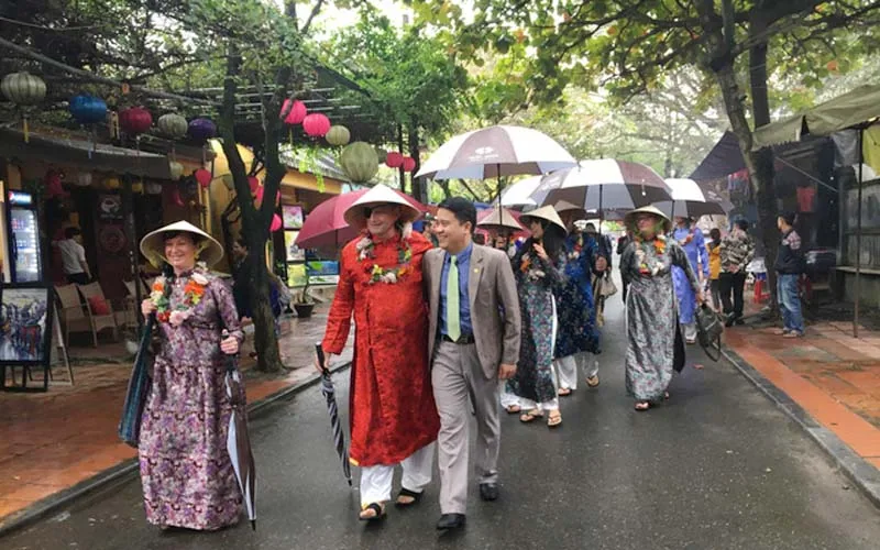 Cần có giải pháp để kéo khách tham quan đông đúc trở lại