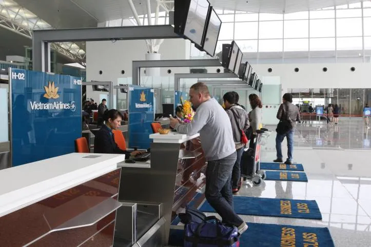 Khi làm thủ tục xuất nhập cảnh thì bạn nên xếp hàng